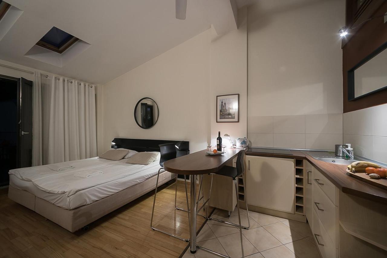 Main Square Studio With Terrace & Air Condition คราคูฟ ภายนอก รูปภาพ